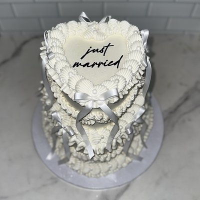 Medium 2-Tiered Cake (25-30 Servings) 