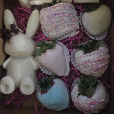 White Chocolate Breakable Bunny W/6 Strawberry's 