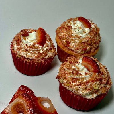 Strawberry Crunch Cupcakes🍓🧁