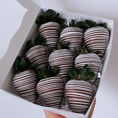 Simple drizzle Strawberries 9 count