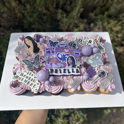 Cupcake Cake (1 Dozen/12 Cupcakes)