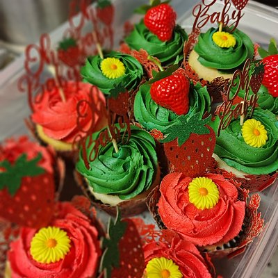 Strawberry Shortcake Cake W/ Cupcakes