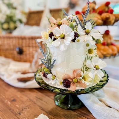 6 Inch Custom Cake (Feeds 10-12)