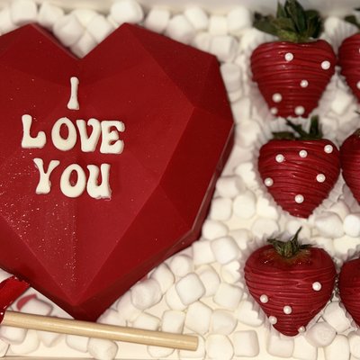 Breakable Heart with 6 strawberries 