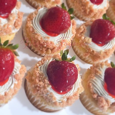 Specialty Cupcakes : Strawberry Crunch