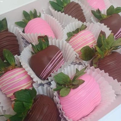 1 Doz Strawberries Plain Dipped With Simple Drizzle