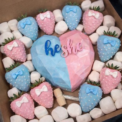 Geometric Chocolate Breakable Heart With (12)Berries