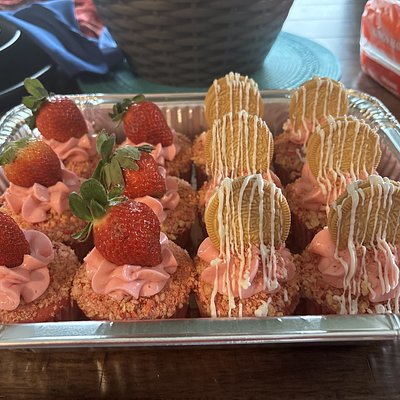 6ct Strawberry Crunch Cupcake 