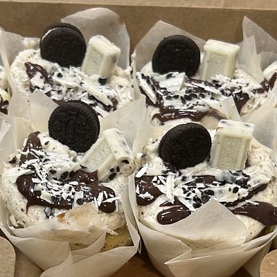 Cookies & Cream Cupcake with Vanilla Cake