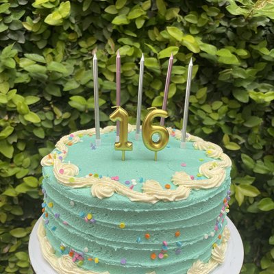 Grande Cake (8 inch 2 layer) Serves 15-20