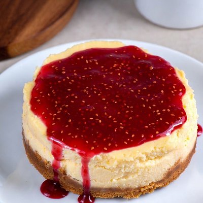 Classic New York cheesecake  Plain W/ raspberry sauce