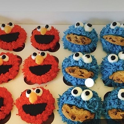12 Vanilla Cupcakes - Elmo & Cookie Monster 