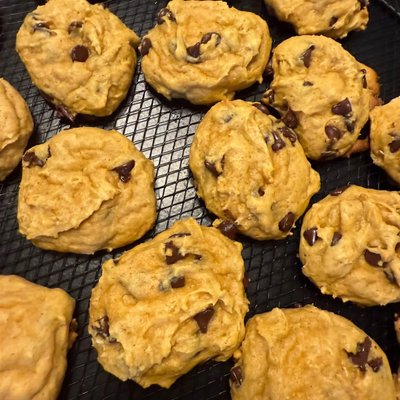 singular pumpkin chocolate chip cookie 🍪🎃