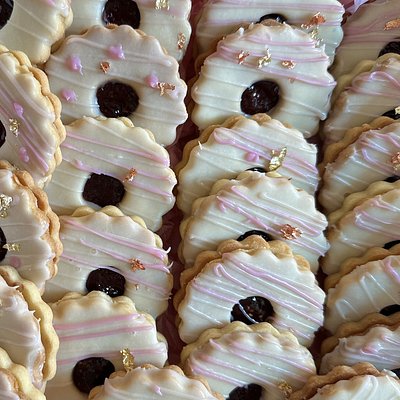 Edie’s Luxe Linzer Box 12pcs - Available once a month in limited quantities. 06/06