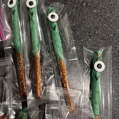 Chocolate Covered Pretzel Rods