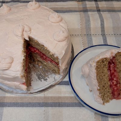 Strawberry Cake (9") 🌿