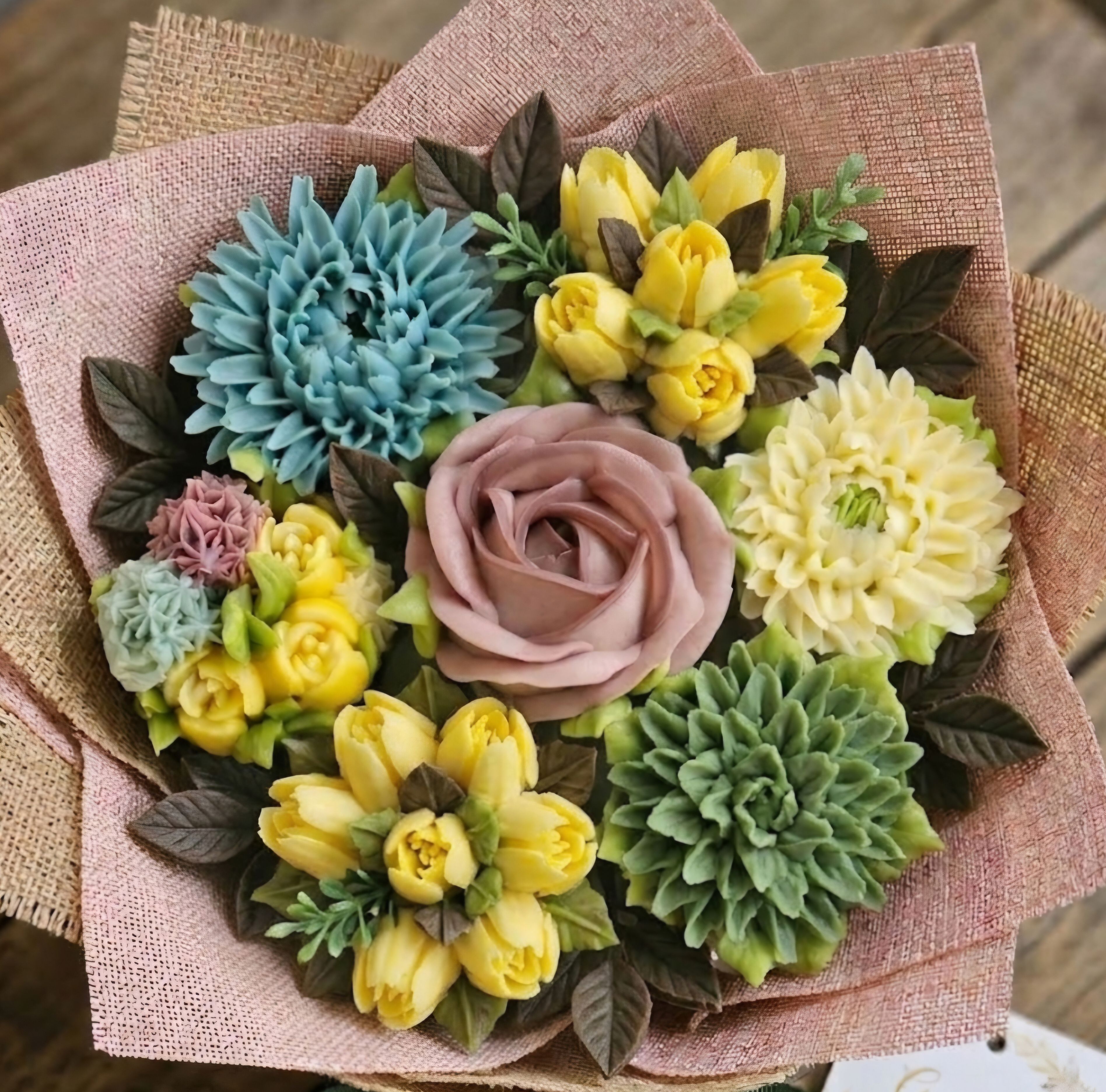 Classic Floral Bouquet -7 Cupcakes
