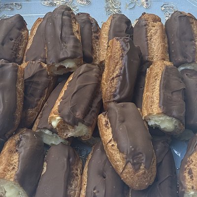 Deliciosos postres Ecleare rellenos de Vanilla, pudding, y cubiertos de chocolate,   Hechos con mantequilla 
