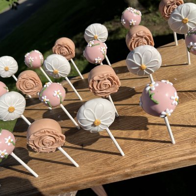 Custom Cake Pops(minimum 1 dozen) 