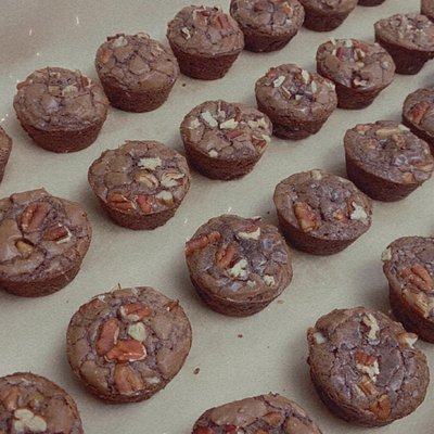 Turtle Brownie Bites Snack Box (12)