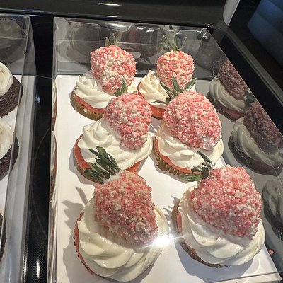 Strawberry Cupcakes Topped With A Chocolate Covered Strawberry Crunch Strawberries 