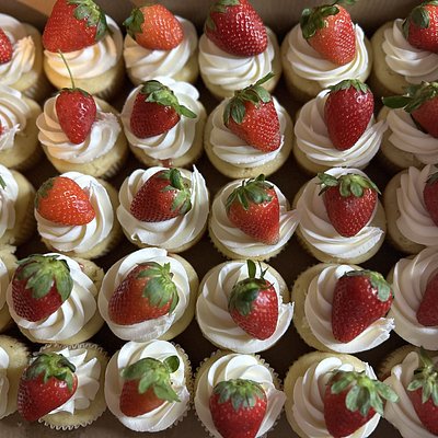 Vanilla Cupcakes With Fresh Strawberry Filling & Vanilla Buttercream 