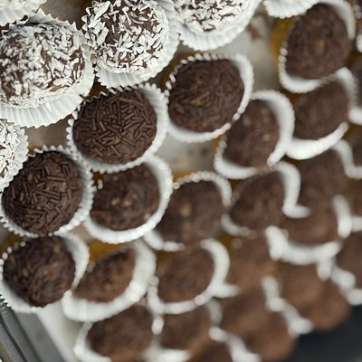 Dark Chocolate Truffles In Chocolate Strands 15 Pieces