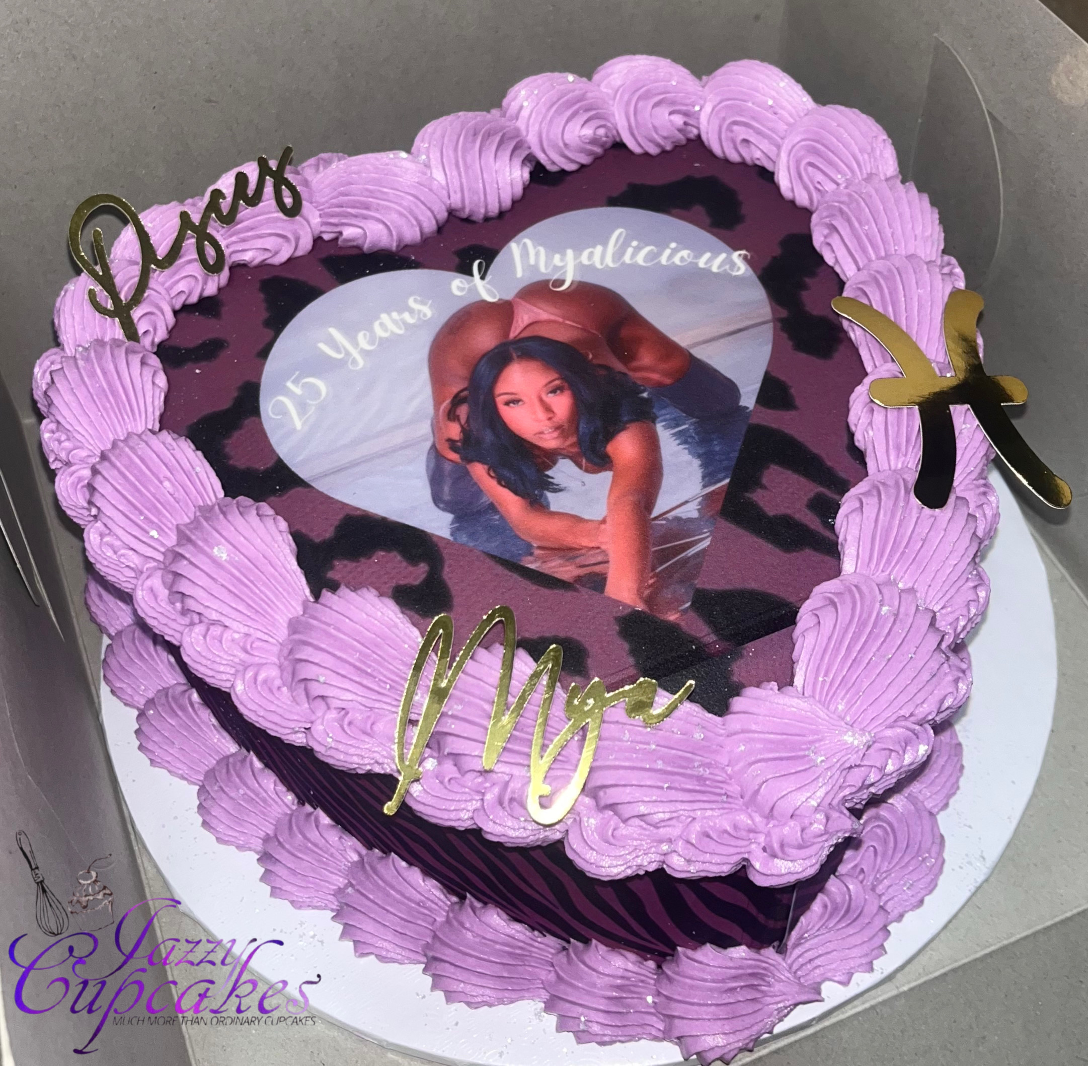 8in. Heart /Round Shaped Cake 2 Layer (Feeds Up To 25 Guests)