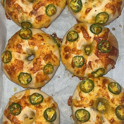 JALAPEÑO CHEDDAR Sourdough Bagels 4cnt