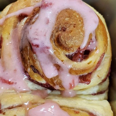 Strawberries & Cream Rolls (4-Pack)