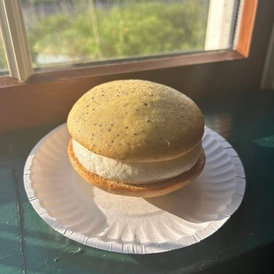 Lemon Poppyseed With Lemon Buttercream Whoopie Pie 