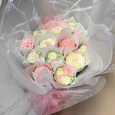 Gourmet Floral Cupcakes Bouquet (12 Cupcakes) With Buttercream Icing 