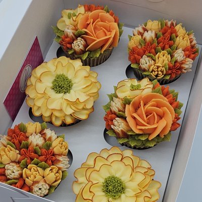 6 Fall/Thanksgiving Themed Cupcakes 