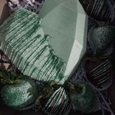 Mint Breakable Heart W/6 Strawberry's 