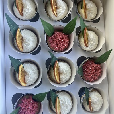 Vanilla Cupcakes (1 Dozen)