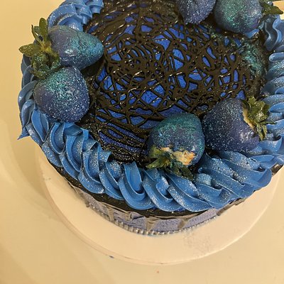 Blue Drip Cake With Berries 