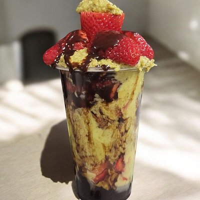 Dubai Strawberries In A 9oz Cup