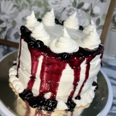 Vanilla Cake Cake With Blueberry Filling 🫐