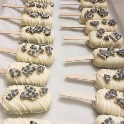 12 Custom Cake Pops 