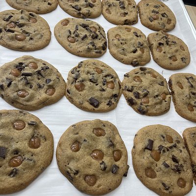 24 Carmel Bite Chocolate Chip Cookies With Drizzle Of Sea Salt