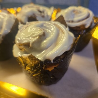 Iced Cinnamon Roll (Single)