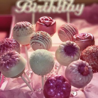 Cake Pops OR cake Pucks
