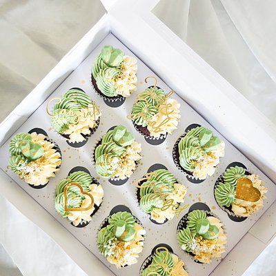 BOX OF 12 DELUXE CUPCAKES