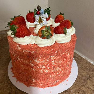 Strawberry Crunch Cake With Cheesecake 10”