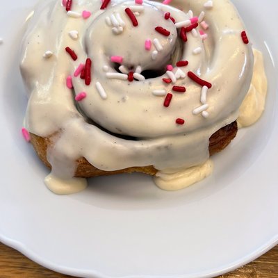 6 Cinnamon Rolls With Cream Cheese Frosting 