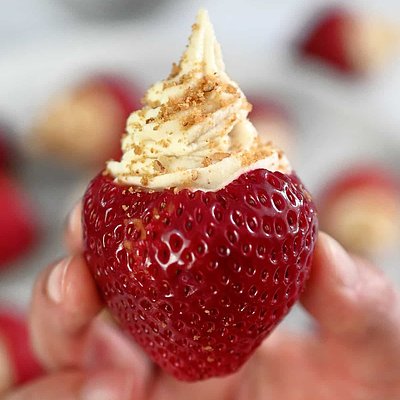 6 Cheesecake Stuffed Strawberries 
