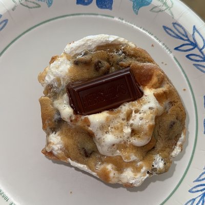 Chocolate Chip S’mores Cookie Pies 