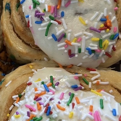 Birthday Cake Cinnamon Roll (4 Rolls)
