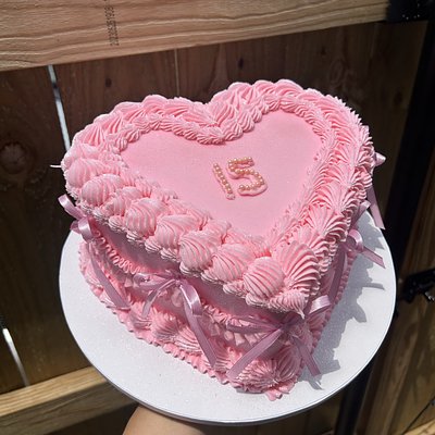 8” Vintage Cake (bows/glitter)