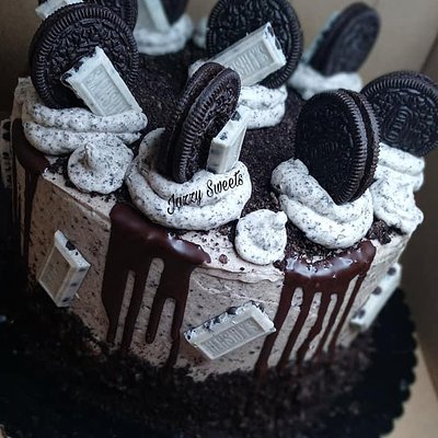 8” Cookies & Cream Cake